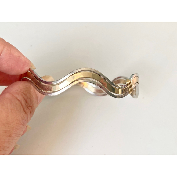 Vintage Avon Wavy Goldtone Silvertone Bangle Bracelet. Two tone. - Picture 7 of 8